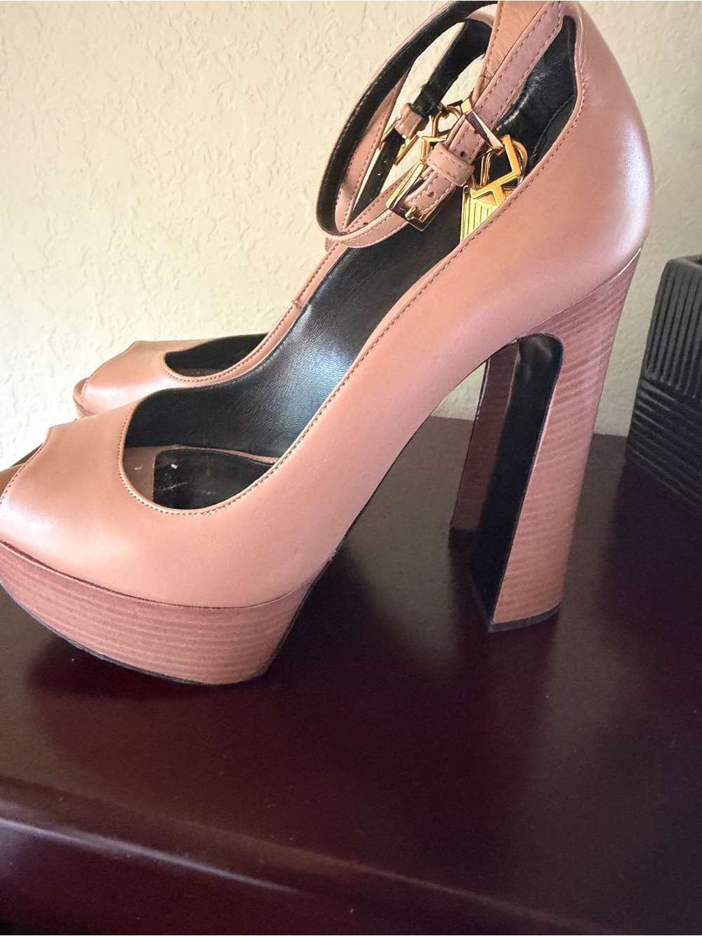 Tom Ford Nude Beige Leather Peep-Toe Platform Heels with Gold Padlock - Picture 4 of 10